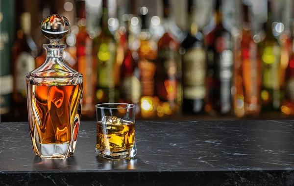 Whiskey Decanter Och Glas Whisky Bardisken Suddig Interiör Bar Bakgrunden — Stockfoto