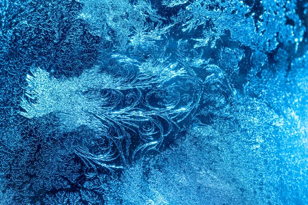 冰冻窗上美丽的蓝色霜冻图案是圣诞节奇迹的象征 圣诞节或新年背景 — 图库照片