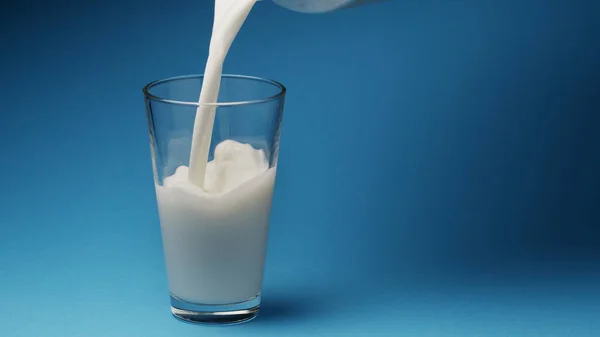 Verter Leche Vaso Sobre Fondo Azul — Foto de Stock