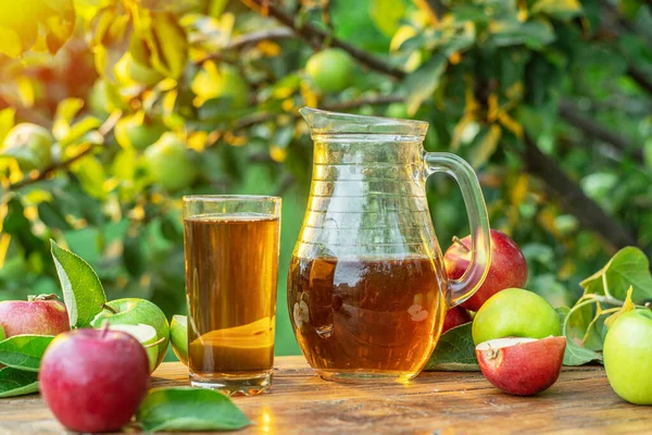 Jugo Manzana Fresca Manzanas Orgánicas Sobre Mesa Madera Huerto Verano —  Fotos de Stock