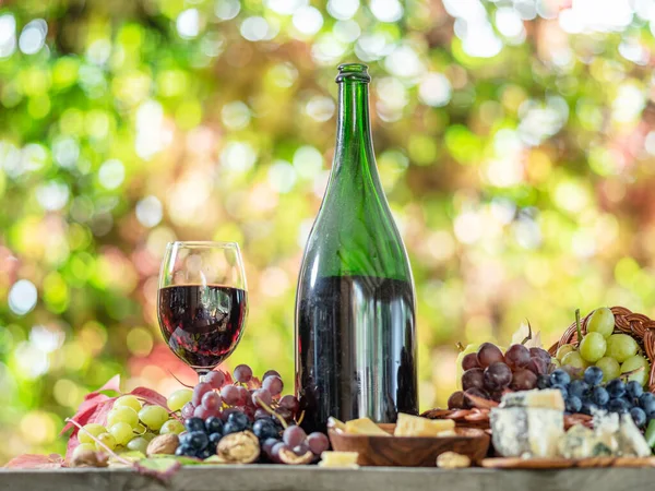 Trauben Eine Flasche Wein Und Verschiedene Käsesorten Auf Dem Holztisch — Stockfoto