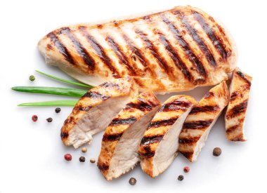 Beyaz arka planda otlu ızgara tavuk filetosu..