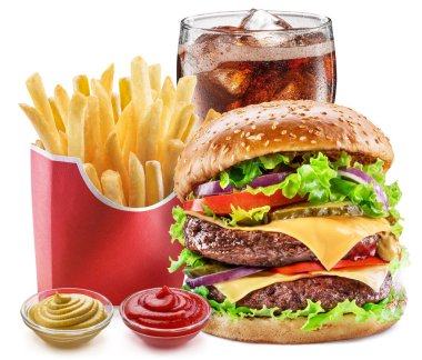 Beyaz arka planda kola ve patates kızartması ile nefis bir çizburger. Fast food konsepti.