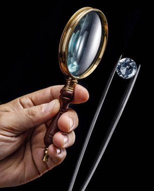 Mücevher ve Louise kuyumcunun ellerindeydi. Gem tanımlama ve değerlendirme süreci.