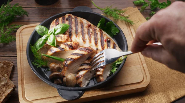 Filete Pollo Asado Champiñones Con Hierba Sartén Mesa Madera Cerca —  Fotos de Stock