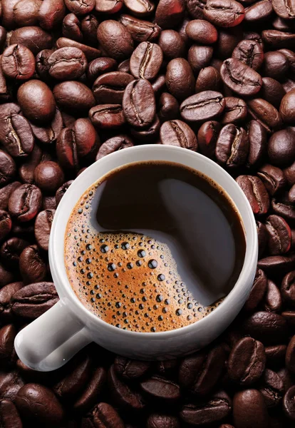 Kopje Koffie Americano Boven Gebrande Koffiebonen Bovenaanzicht — Stockfoto