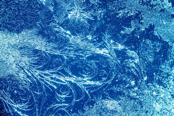 冰冻窗上美丽的蓝色霜冻图案是圣诞节奇迹的象征 圣诞节或新年背景 — 图库照片