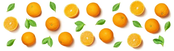 Patrón Frutas Dispuestas Naranjas Hojas Color Naranja Sobre Fondo Blanco — Foto de Stock