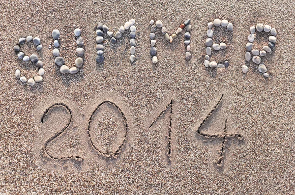 Palavra "Verão" feito com telhas marinhas sobre areia do mar . — Fotografia de Stock