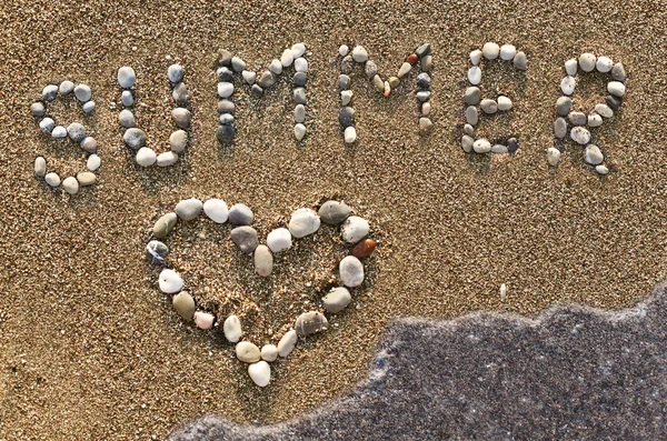 单词"夏天"和心脏符号用海洋带状疱疹. — 图库照片