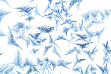 Donmuş penceredeki buz tüyü şeklindeki güzel buz desenleri Noel mucizesinin bir sembolü. Noel veya Yeni Yıl arkaplanı.