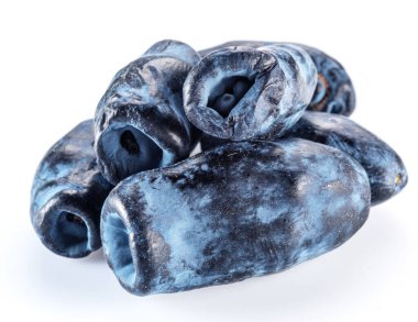 Beyaz arka planda yaprakları olan olgun hanımeli meyveleri..