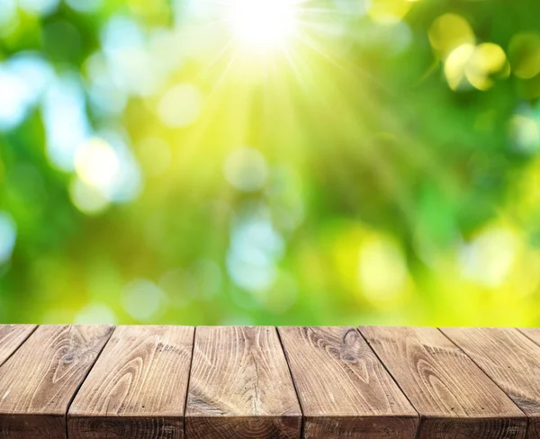 Bokeh Słoneczne Tło Natury Deska Drewniana Pierwszym Planie Plik Zawiera — Zdjęcie stockowe