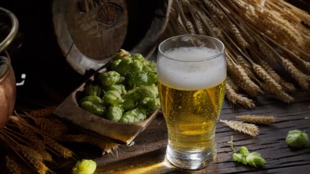Stroom Van Vers Bier Wordt Gegoten Een Glas Ambachtelijk Ongefilterd — Stockvideo