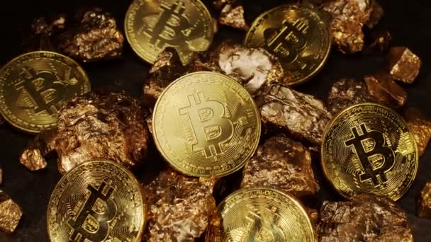 Περιστροφή Ενός Bitcoin Κομμάτια Χρυσού Ψήγματος Παγκόσμια Έννοια Κρυπτονομισμάτων — Αρχείο Βίντεο