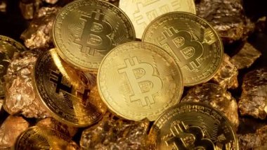 Altın külçeleri olan bir bitcoin 'in dönüşü. Dünya kripto para birimi kavramı.