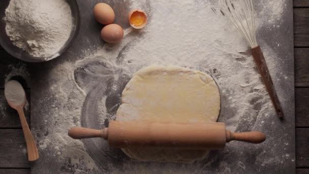 Волшебная Концепция Скалка Сама Выкатывает Тесто Кухонный Стол Фоне Муки — стоковое видео