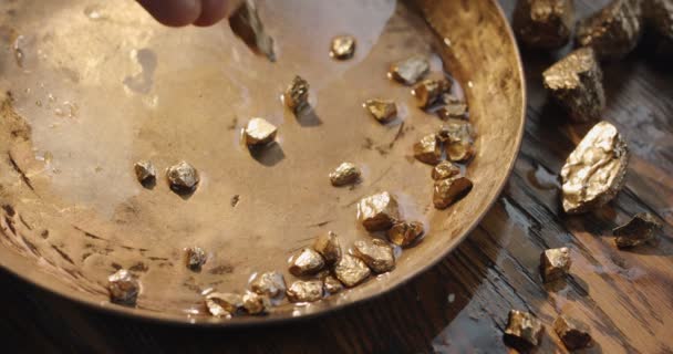 Nuggets Ouro Lentamente Cair Uma Tigela Cobre Ouro Vintage Escavação — Vídeo de Stock