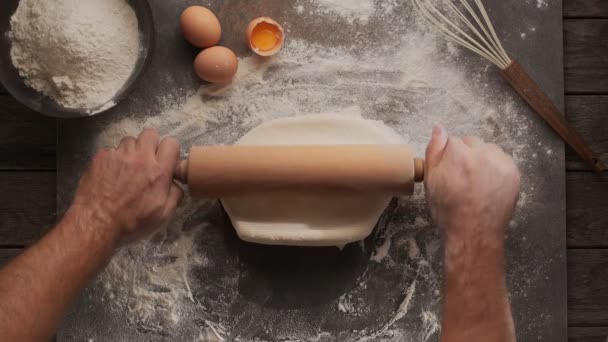 Bucătarul Rostogolește Aluatul Rulare Masa Bucătărie Fundalul Făină Ouă Whisk — Videoclip de stoc