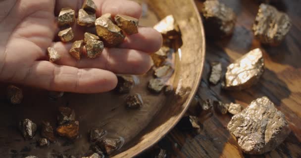 Emas Nugget Perlahan Jatuh Dalam Mangkuk Emas Vintage Tembaga Lambat — Stok Video