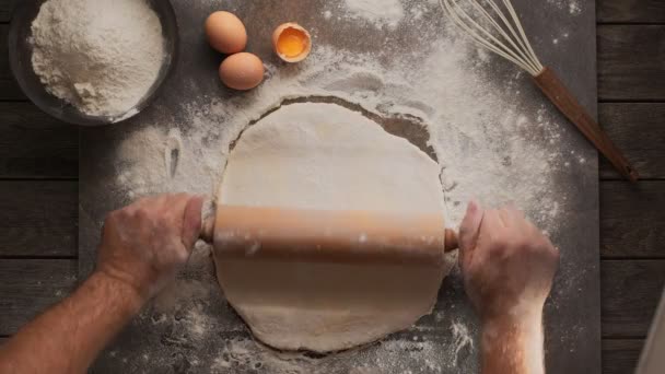 厨师在厨房桌子上的面团上放上一个滚动的别针 并以面粉 鸡蛋和威士忌为背景 家庭烘焙概念 — 图库视频影像