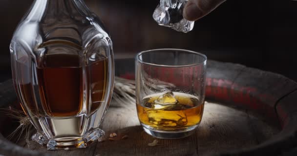 Cubo Hielo Cae Lentamente Vaso Whisky Encima Barril Whisky Vintage — Vídeos de Stock