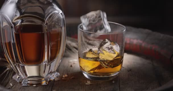 Cubetto Ghiaccio Cade Lentamente Bicchiere Whisky Sopra Una Botte Whisky — Video Stock