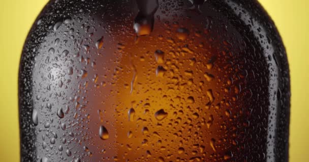 Капля Пива Медленно Стекает Вниз Туманной Бутылке Пива Следуя Камерой — стоковое видео