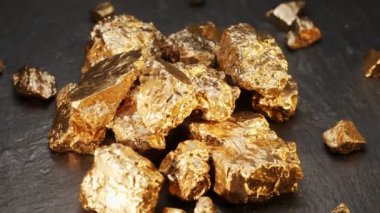 Siyah arka planda bir grup altın külçesinin etrafında 360 döndür. Büyük ve küçük altın taşlar, makro fotoğrafçılık..