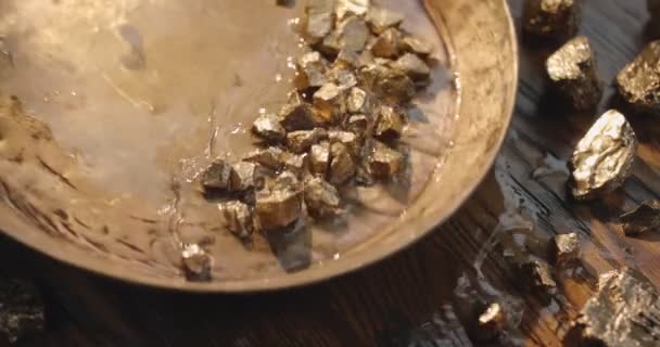 Diversi Pezzi Pepite Oro Gettati Acqua Sopra Una Ciotola Lavare — Video Stock