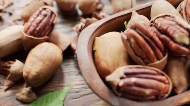 Pecans Wooden Bowl Pecan Leaves Nut Shells Close Video Camera — Stock Video