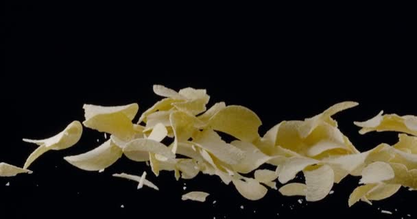 Natuurlijke Chips Rijzen Vallen Tegen Een Zwarte Achtergrond Slow Motion — Stockvideo