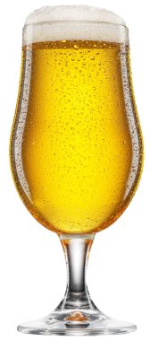 İçinde beyaz köpük ve gaz kabarcıkları olan lale bardağı dolusu soğuk bira. Dosya kırpma yolu içeriyor.