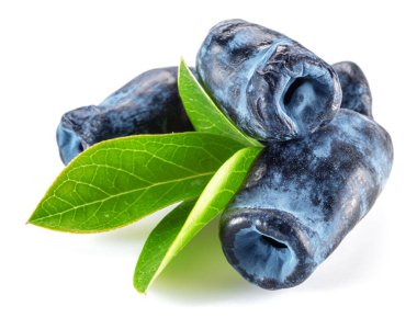 Beyaz arka planda yaprakları olan olgun hanımeli meyveleri..