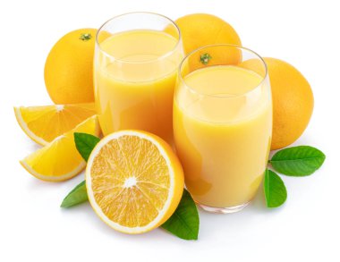 Sarı portakal meyveleri ve beyaz arka planda izole edilmiş iki bardak taze portakal suyu..