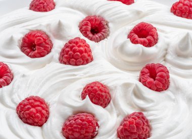 Yoğurtta ya da kremada taze ahududu. Üst görünüm.