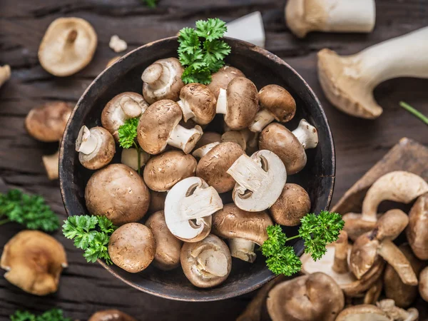 Funghi Commestibili Marroni Diversi Tavolo Legno Con Erbe Vista Dall — Foto Stock