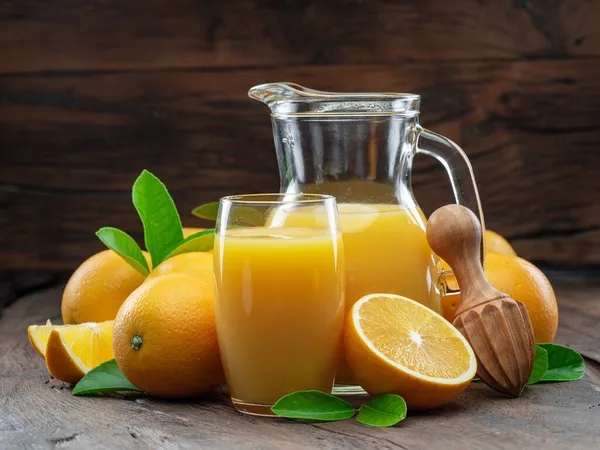 Frutas Naranja Amarilla Zumo Naranja Fresco Aislados Sobre Fondo Madera — Foto de Stock