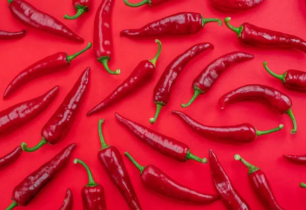 Sömlös Mönster Gjort Röd Chili Paprika Isolerad Röd Bakgrund — Stockfoto