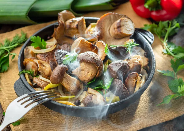 Net Gebakken Dampende Porcini Champignons Koekenpan Houten Tafel Bovenaanzicht — Stockfoto