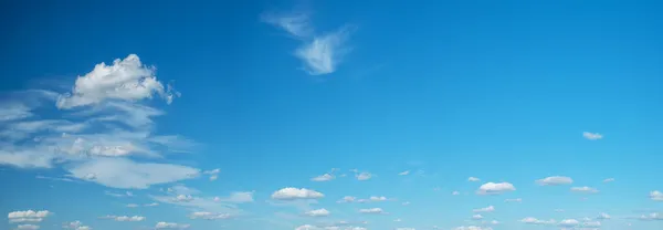 Koyu Mavi Gökyüzü Beyaz Bulutlar Güzel Doğa Arkaplanı — Stok fotoğraf