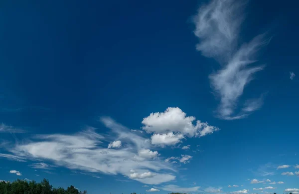 Céu Azul Profundo Branco Diferentes Tipos Nuvens Nele Bela Natureza — Fotografia de Stock