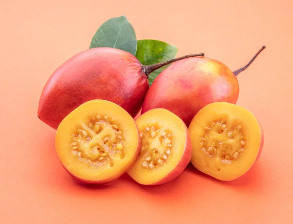 Mogna Tamarillo Frukter Med Skivor Och Tamarillo Blad Isolerade Orange — Stockfoto