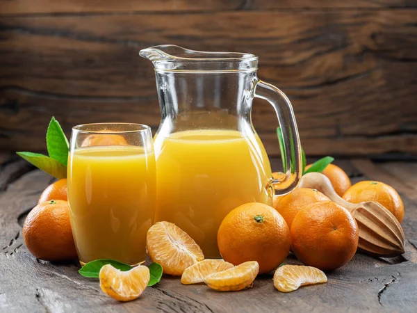 Orangene Mandarinenfrüchte Und Frischer Mandarinensaft Auf Dunklem Holzgrund — Stockfoto