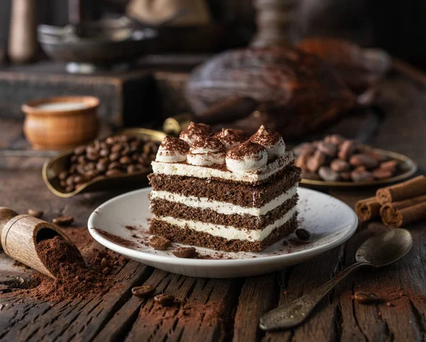 Skiva Chokladtårta Med Tiramisu Grädde Och Kakaopulver Träbord — Stockfoto