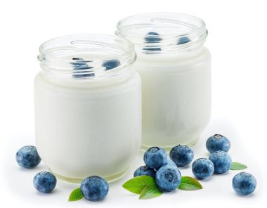 Beyaz arka planda sade yoğurt ve meyveli iki cam kap..