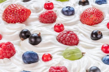 Yoğurtta taze böğürtlen ya da krema karışımı. Üst görünüm.