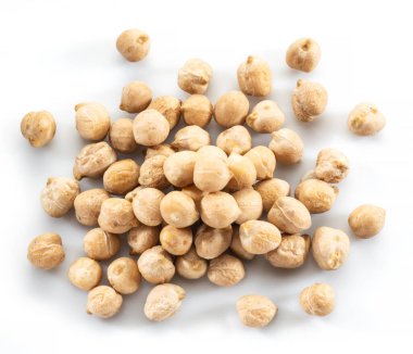 Büyük nohut ya da garbanzo fasulyesi beyaz arka planda izole edilmiş..