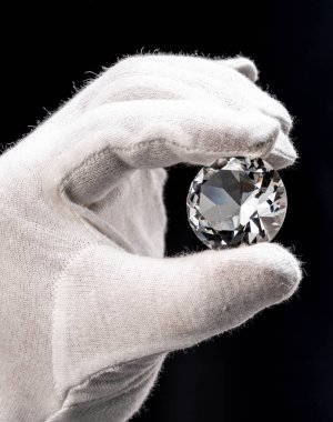 Kuyumcunun elindeki büyük değerli taş. Yaklaş. Gem tanımlama ve değerlendirme süreci.