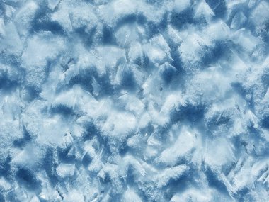 Kar kristali Dondurulmuş buzlu nehir üzerinde güzel kar deseni formu.